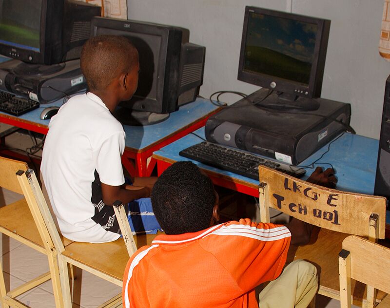 Kinder onderwijs door gehandicapte meester