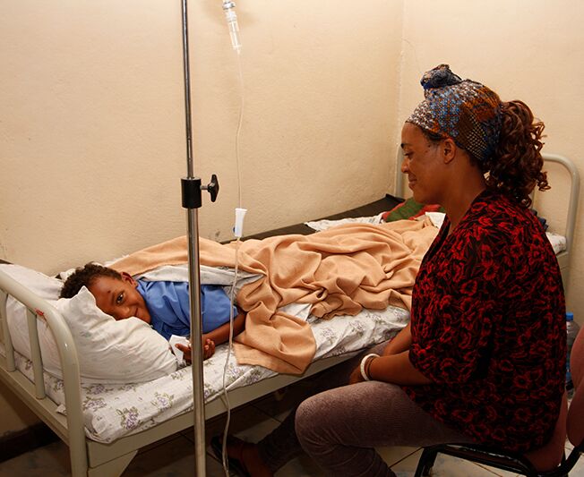 Kind in ziekenhuis bed - gezondheidszorg Ziway