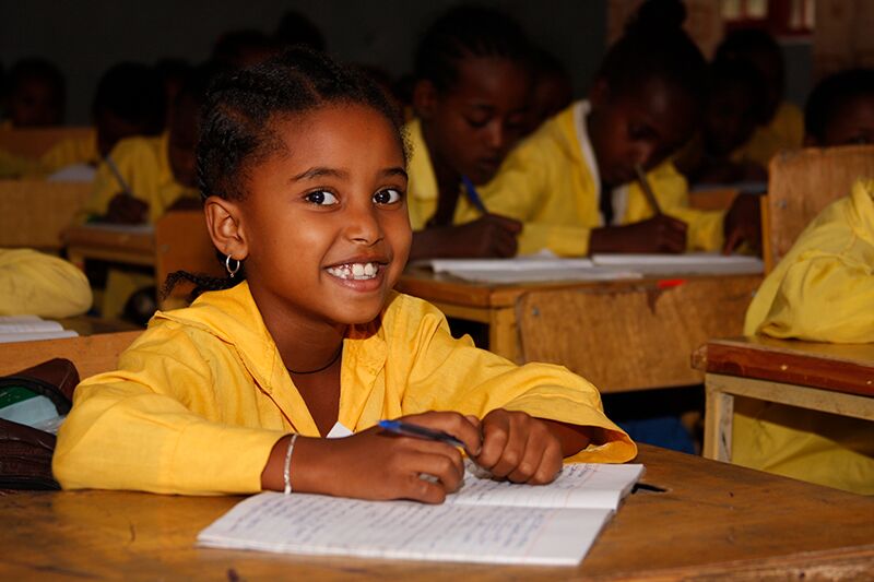 Meisje in de klas met schoolwerk | Onderwijs