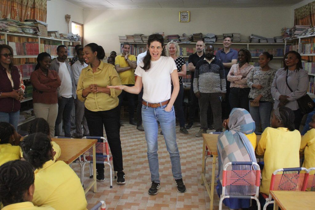 , Maandverband voor vrouwelijke medewerkers en scholieren