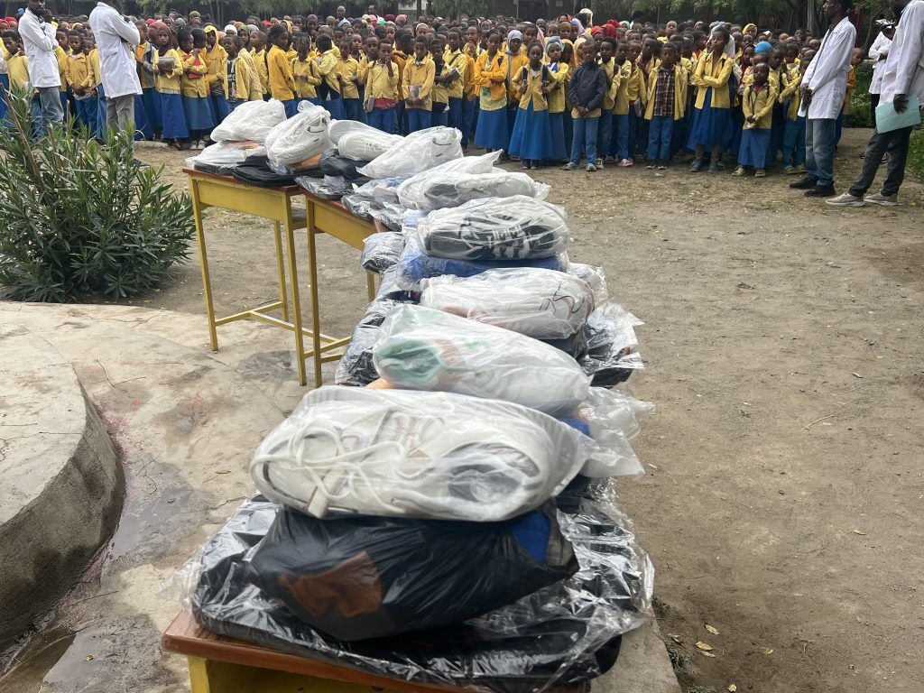 , Een Mooie Gift: Oud-leerling schenkt schoolspullen aan leerlingen