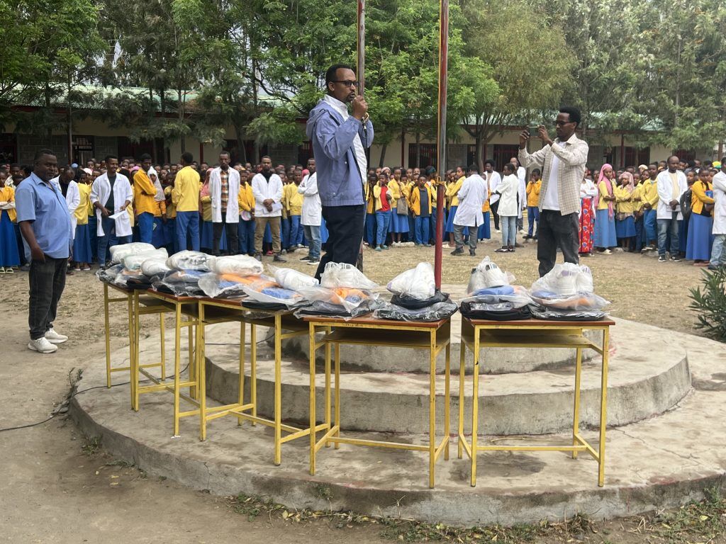 , Een Mooie Gift: Oud-leerling schenkt schoolspullen aan leerlingen